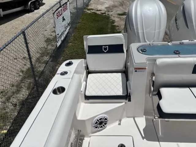 Slide: The Image of Sea Fox 328 Commander 2025 - 19