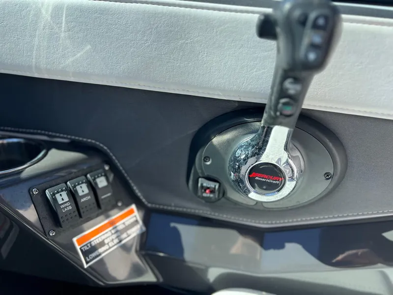 Slide: The Image of Throttle control panel of a 2021 Monterey 275 Super Sport boat. - 25