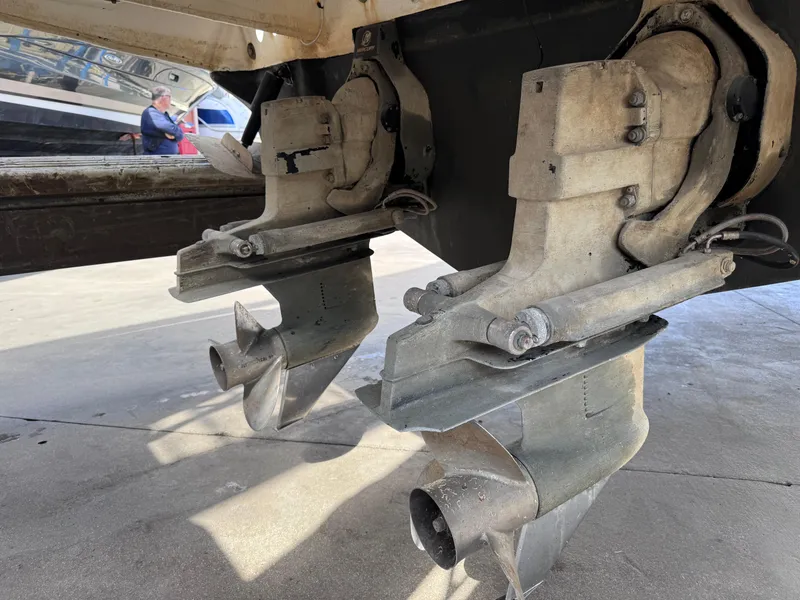 Slide: The Image of 2005 Sea Ray 280 Sundancer boat propellers and stern drives on display. - 10