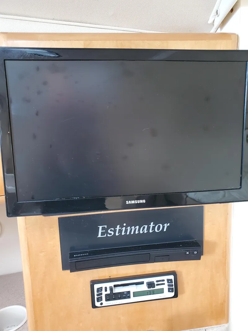 Slide: The Image of Samsung TV and control panel inside a 2000 Larson 330 CABRIO boat. - 21