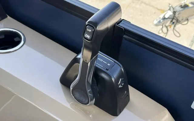 Slide: The Image of Throttle control lever of 2025 Viaggio Lago X 22 U boat. - 23