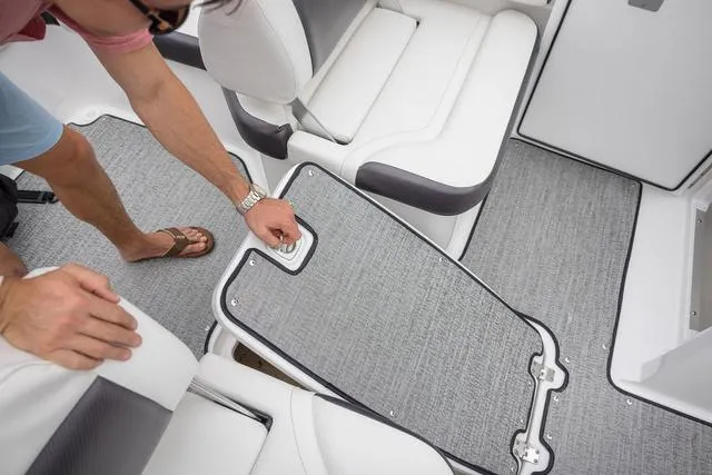 Slide: The Image of Hurricane SunDeck 235 OB 2025 - 10