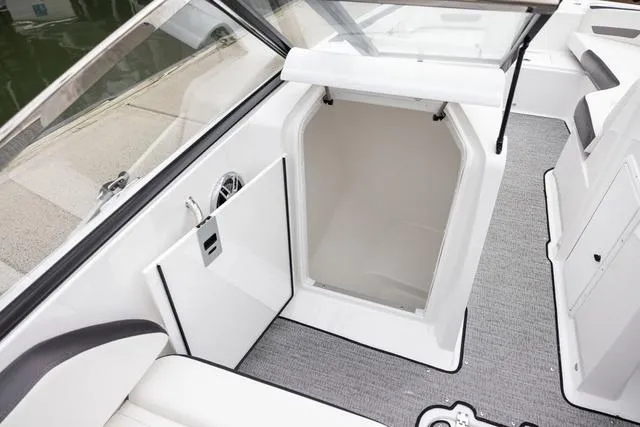 Slide: The Image of Hurricane SunDeck 235 OB 2025 - 11