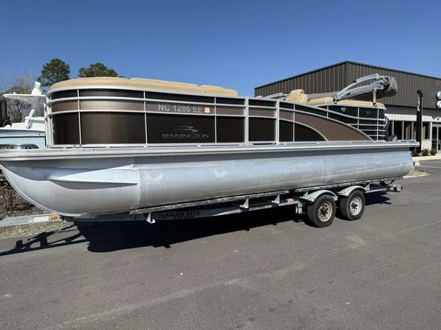 Slide: The Image of Bennington 2350 RSR 2016 - 21