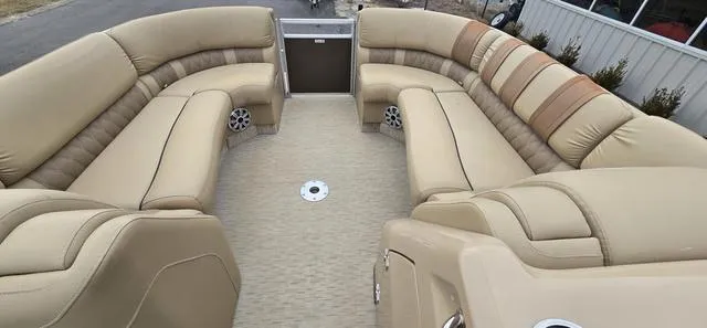 Slide: The Image of Bennington 2350 RSR 2016 - 6