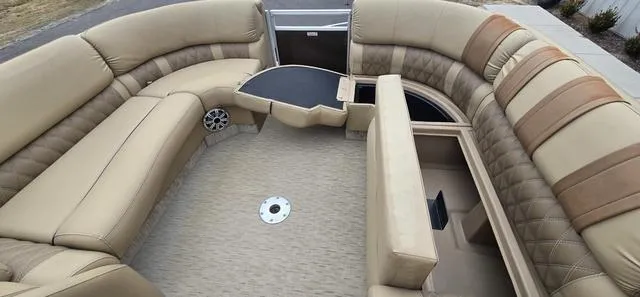 Slide: The Image of Bennington 2350 RSR 2016 - 8