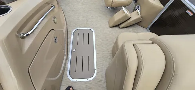 Slide: The Image of Bennington 2350 RSR 2016 - 9