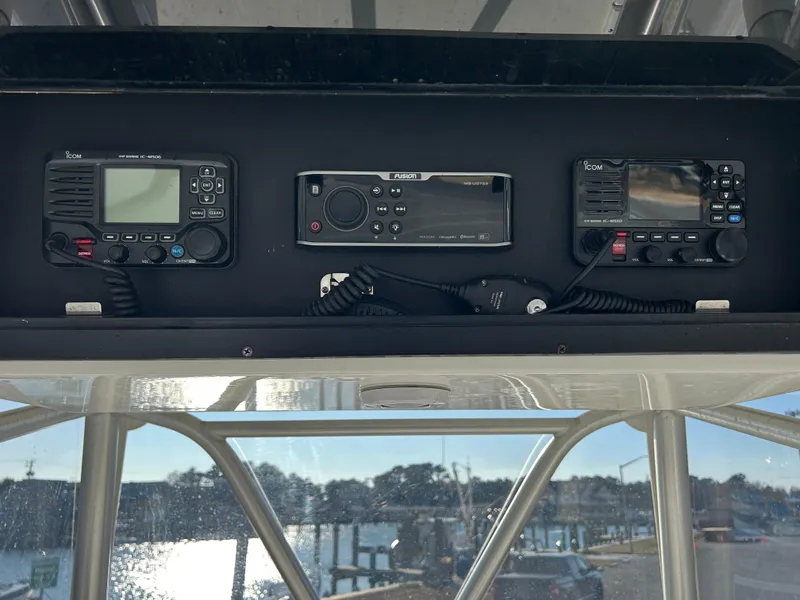 Slide: The Image of Control panel of a 2000 Regulator 32 Classic boat with navigation equipment. - 16