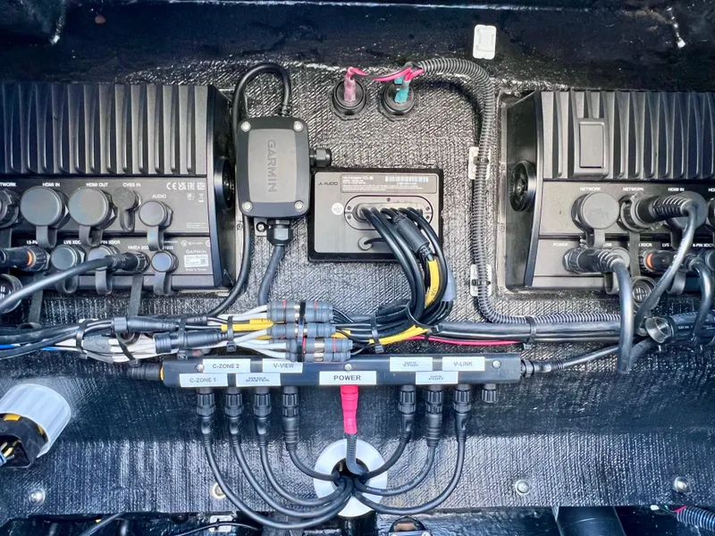 Slide: The Image of Yellowfin 26 Hybrid TWIN 225 Mercury ONLY 36 HOURS - LOADED 2022 - 57