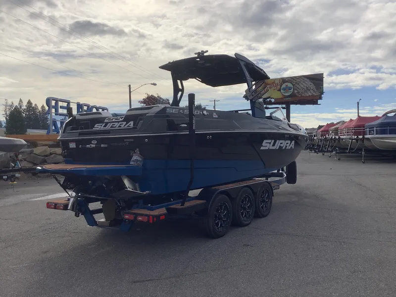 Slide: The Image of 2023 Supra SE boat on trailer, side view. - 7