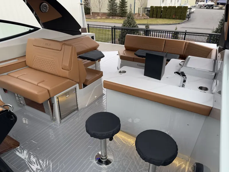 Slide: The Image of Cruisers Yachts 38 GLS 2025 - 16