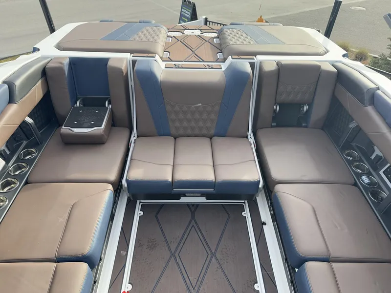 Slide: The Image of Malibu M230 2025 - 15