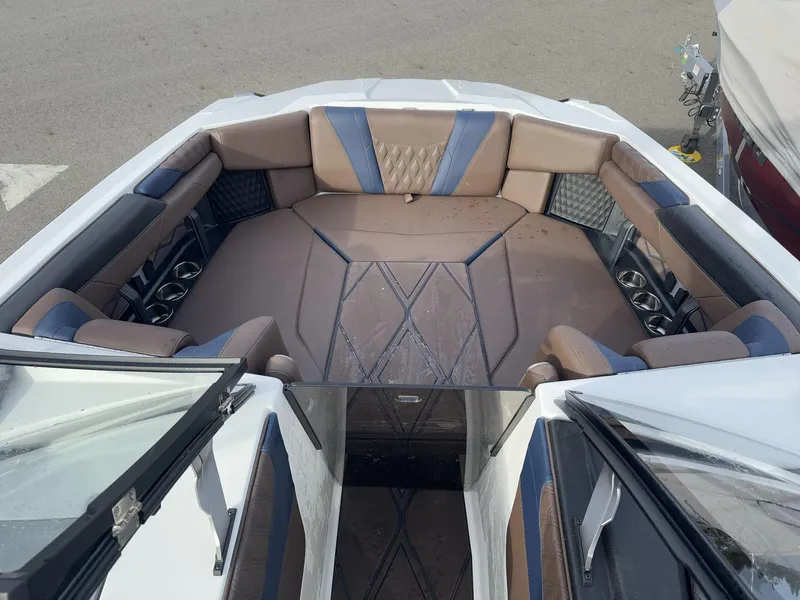 Slide: The Image of Malibu M230 2025 - 9