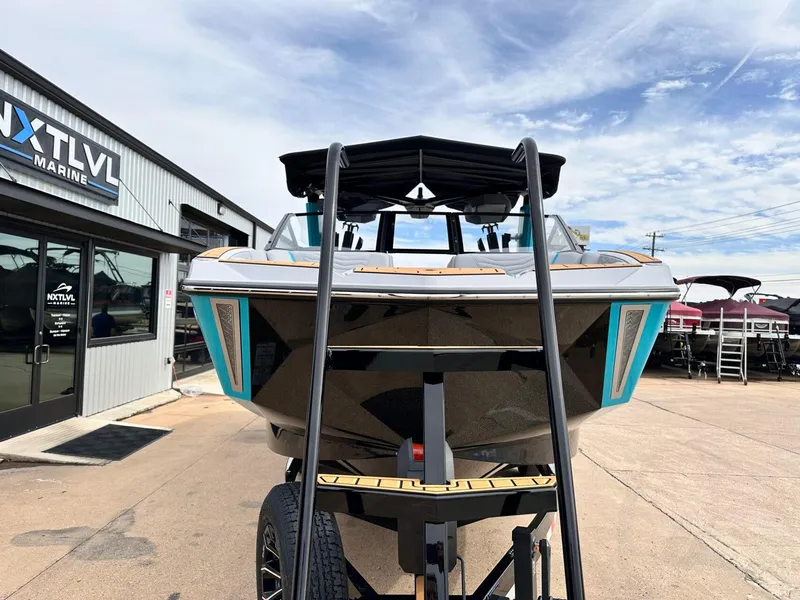 Slide: The Image of Nautique G25 2025 - 10