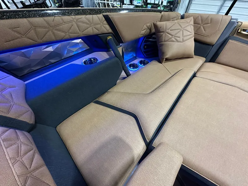 Slide: The Image of Nautique Paragon G25 2025 - 19