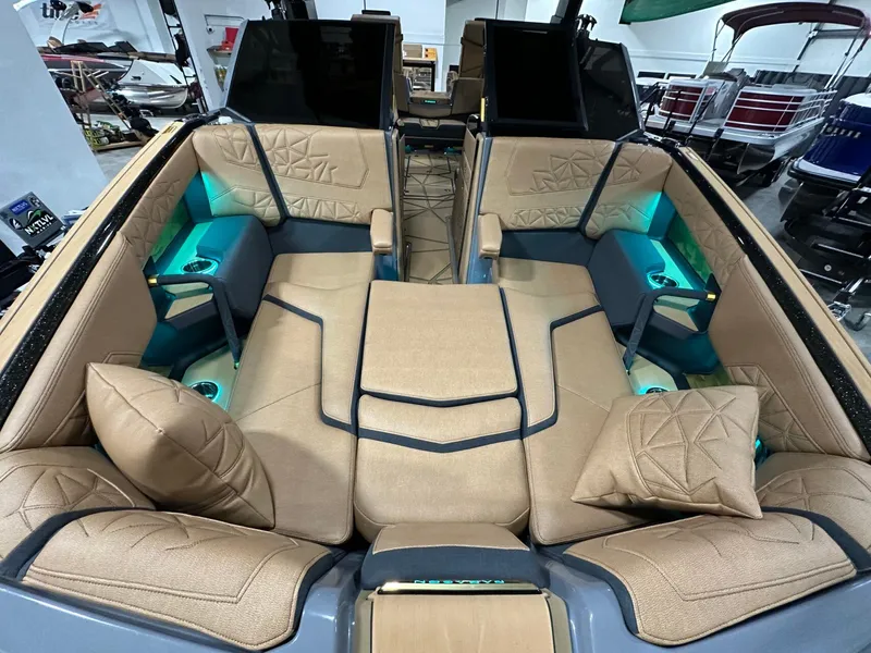 Slide: The Image of Nautique Paragon G25 2025 - 25