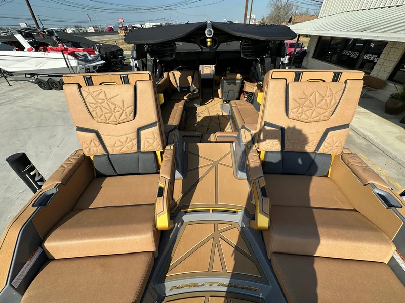 Slide: The Image of Nautique Paragon G25 2025 - 32