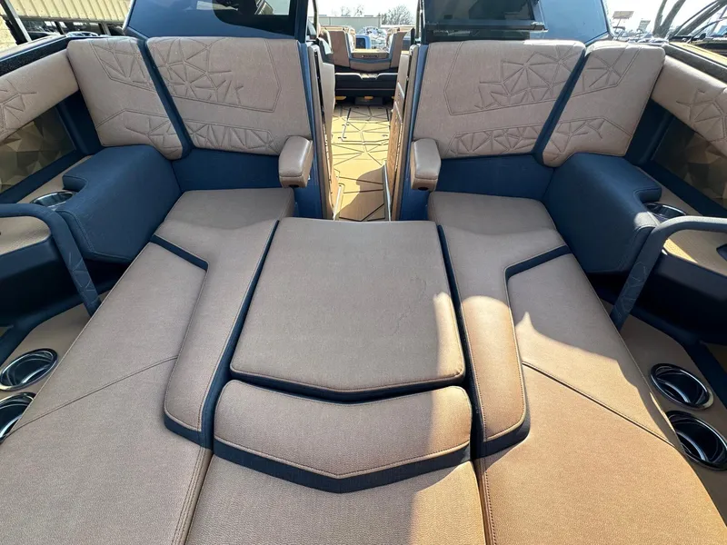 Slide: The Image of Nautique Paragon G25 2025 - 43