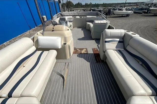 Slide: The Image of 2016 Sweetwater SW 2286 pontoon boat with spacious seating and striped flooring. - 12