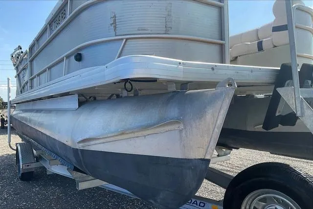 Slide: The Image of 2016 Sweetwater SW 2286 pontoon boat on a trailer, side view. - 9