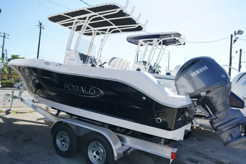 Slide: The Image of 2025 Robalo R200 boat with Yamaha engine on trailer, outdoor display. - 3
