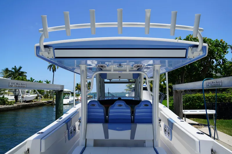 Slide: The Image of Robalo R360 2024 - 50