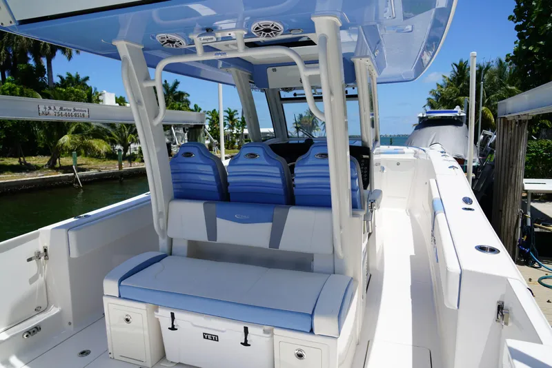 Slide: The Image of Robalo R360 2024 - 51