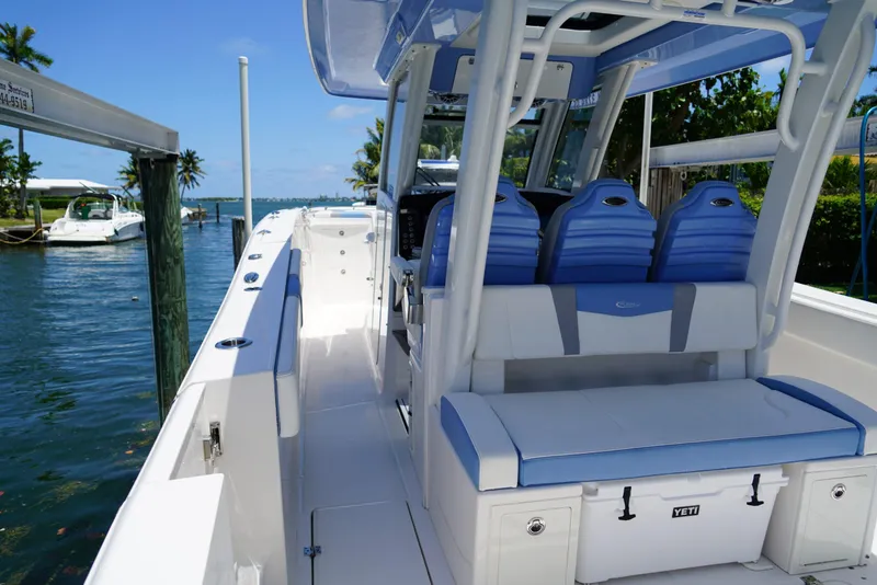 Slide: The Image of Robalo R360 2024 - 52