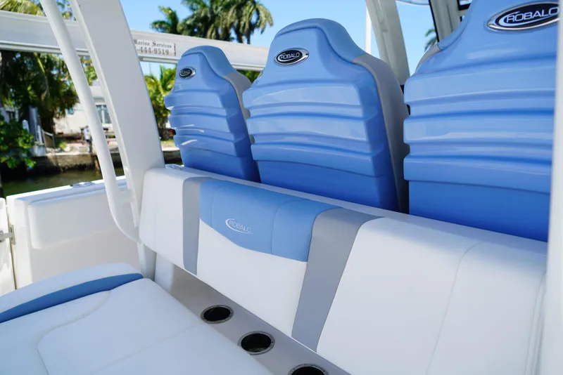 Slide: The Image of Robalo R360 2024 - 53