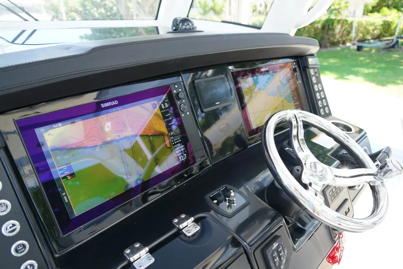 Slide: The Image of Robalo R360 2024 - 54