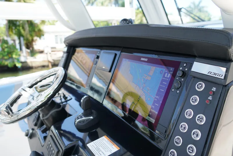 Slide: The Image of Robalo R360 2024 - 55