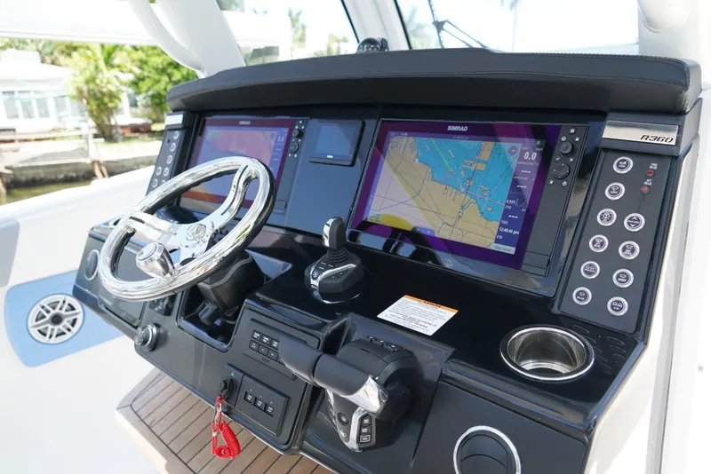 Slide: The Image of Robalo R360 2024 - 56