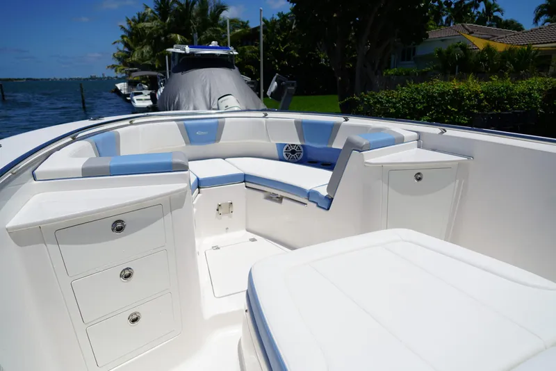 Slide: The Image of Robalo R360 2024 - 57