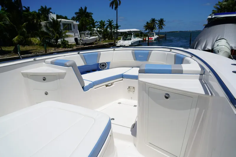 Slide: The Image of Robalo R360 2024 - 58