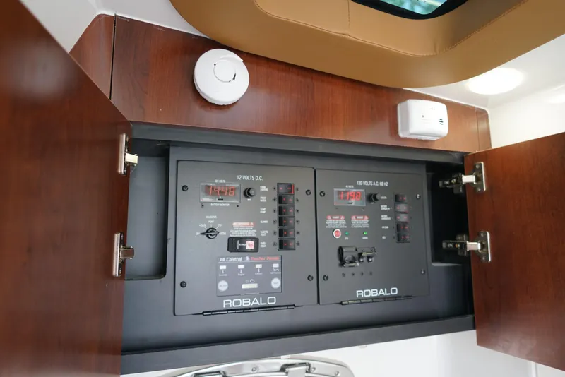 Slide: The Image of Robalo R360 2024 - 62