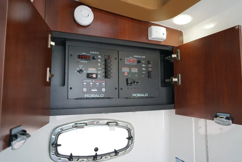 Slide: The Image of Robalo R360 2024 - 63