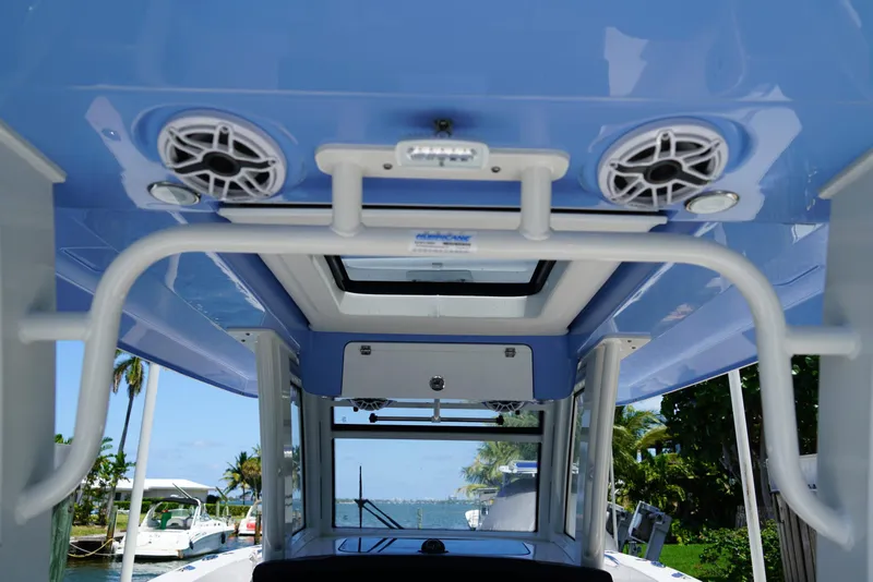 Slide: The Image of Robalo R360 2024 - 67