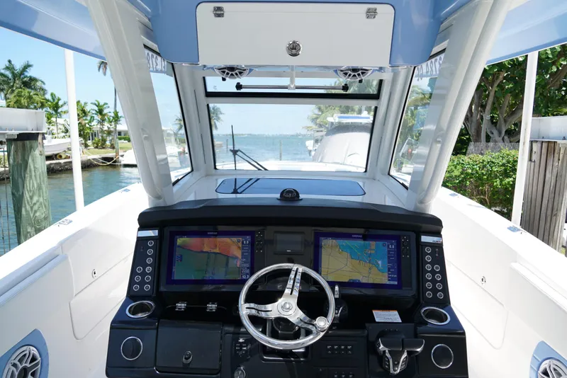 Slide: The Image of Robalo R360 2024 - 69