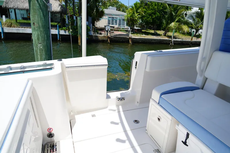 Slide: The Image of Robalo R360 2024 - 70