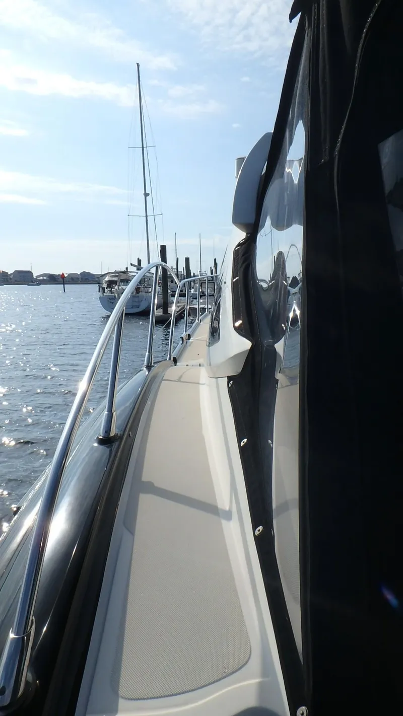 Slide: The Image of Side view of 2006 Azimut Atlantis 55 yacht on water. - 18