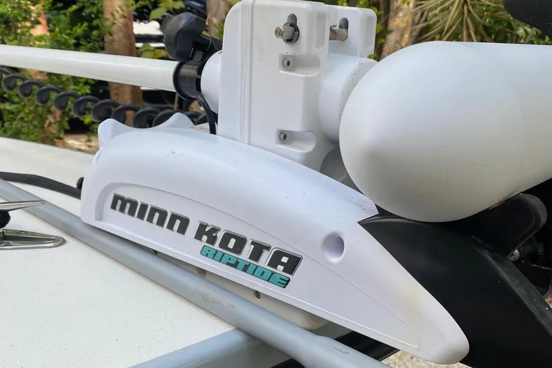 Slide: The Image of Minn Kota Riptide motor on 2016 Maverick 18 HPX-V boat. - 6