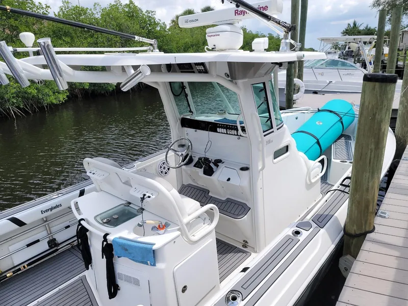 Slide: The Image of 2008 Everglades 290 CC boat docked, featuring a sleek design and modern equipment. - 4