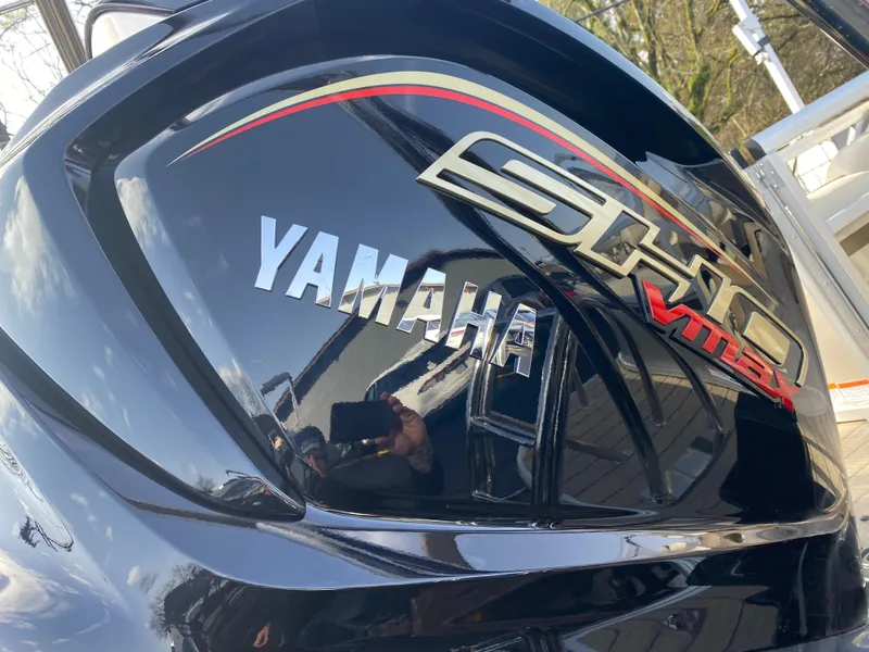 Slide: The Image of Yamaha SHO VMAX engine on 2025 SunCatcher Select 322SS boat. - 10
