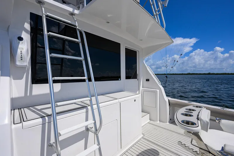 Slide: The Image of Viking 50 Convertible 2000 yacht deck with ladder and ocean view. - 43