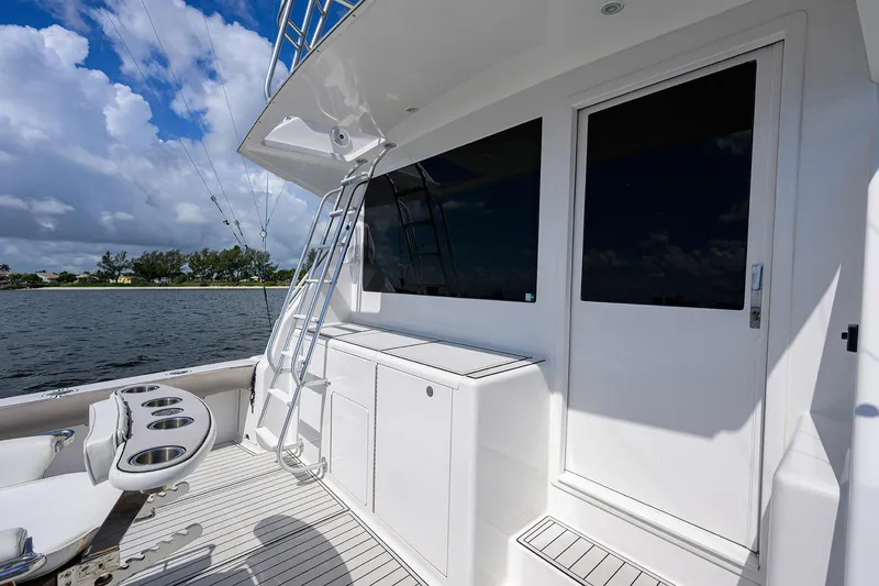 Slide: The Image of Viking 50 Convertible 2000 yacht deck with ladder, storage, and ocean view. - 44