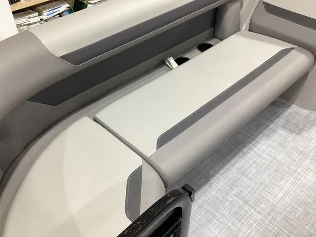 Slide: The Image of Premier 220 Sunscape RF 2025 - 11