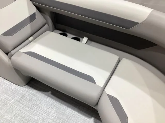 Slide: The Image of Premier 220 Sunscape RF 2025 - 12