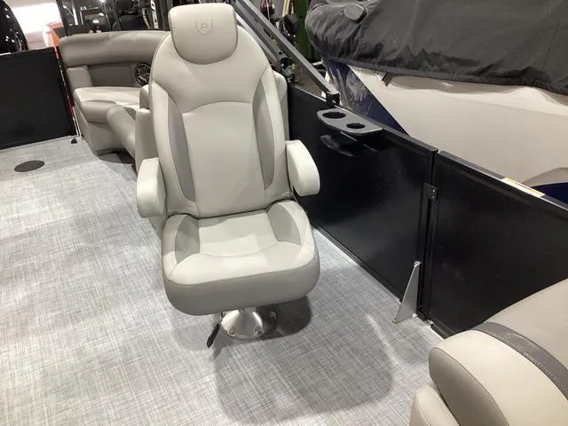 Slide: The Image of Premier 220 Sunscape RF 2025 - 13