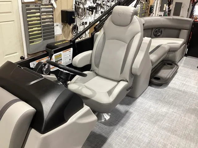 Slide: The Image of Premier 220 Sunscape RF 2025 - 14