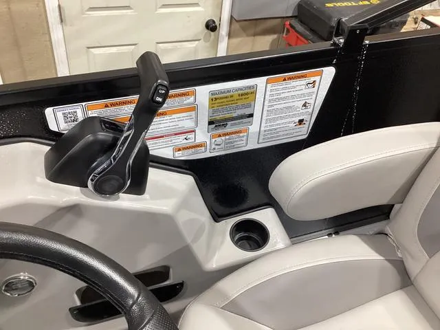 Slide: The Image of Premier 220 Sunscape RF 2025 - 15